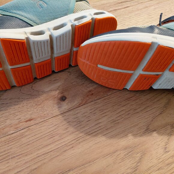 On Cloud Play Running Shoes Sneakers Kids Youth Size 1 - Picture 4 of 7